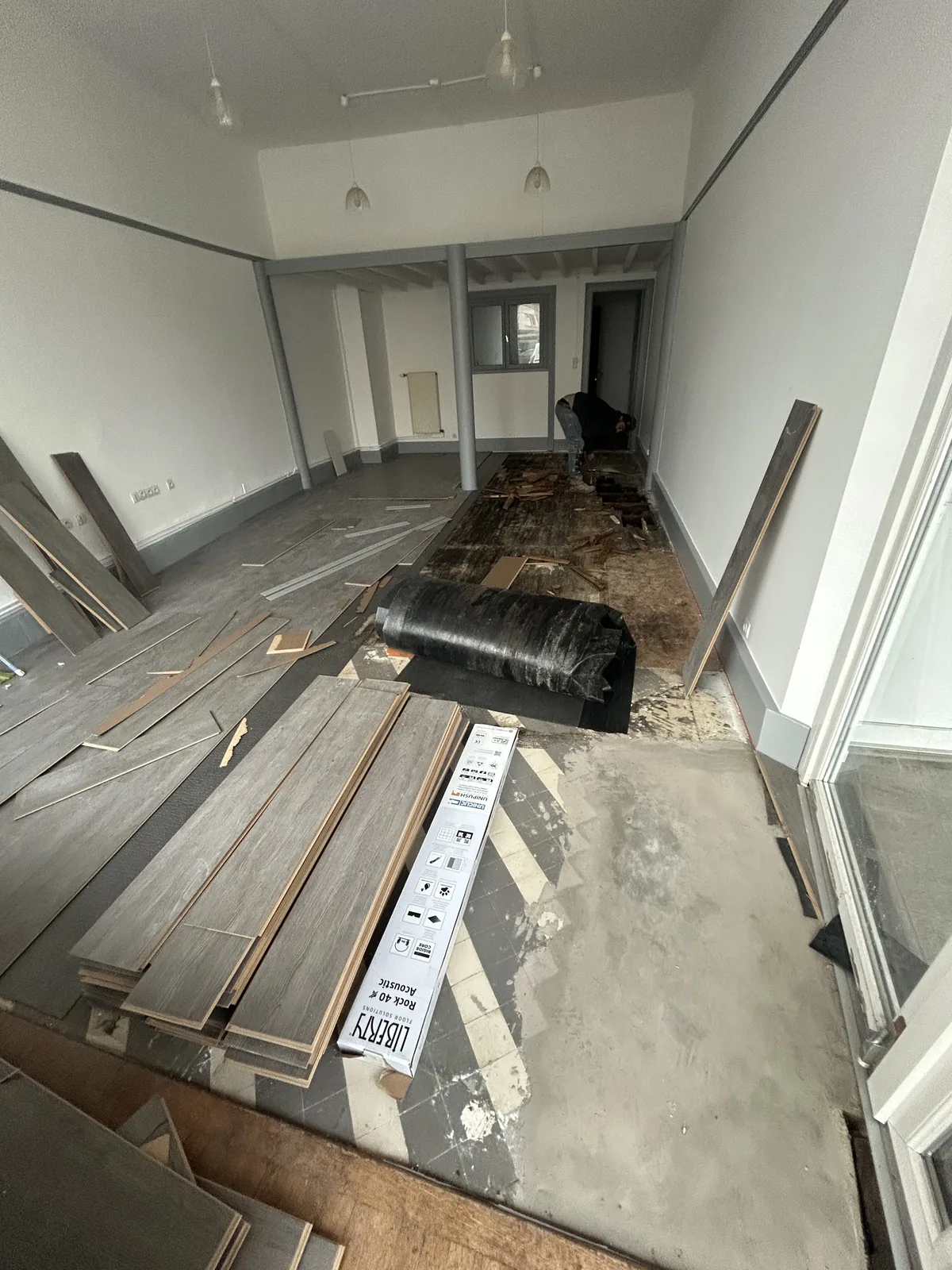 Début du chantier : local commercial nu avant transformation en salon de coiffure