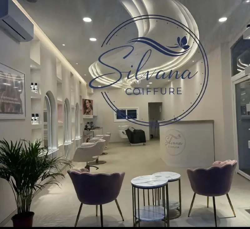 Salon de coiffure Silvana terminé : plafond courbe éclairé, niches décoratives, mobilier en place