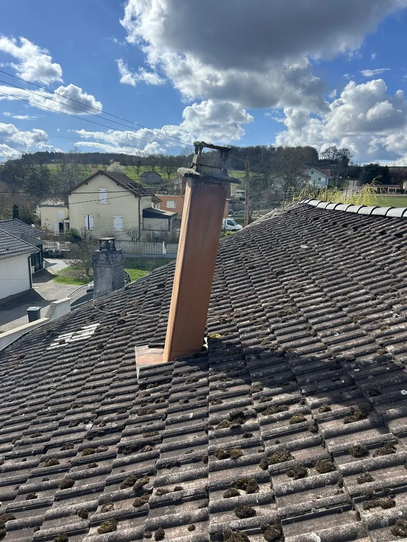 Souche de cheminée au-dessus de la couverture.