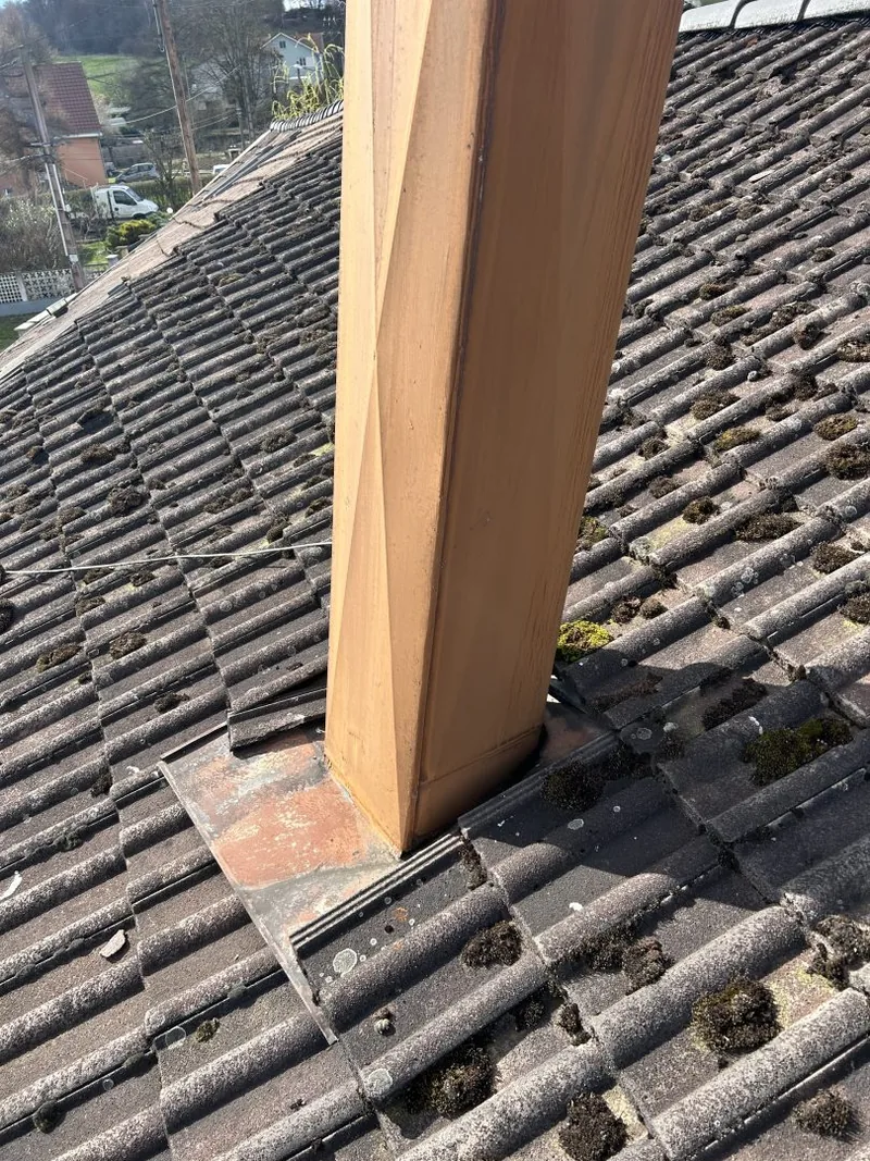 Détail du pied de cheminée et de ses raccords avec la couverture.