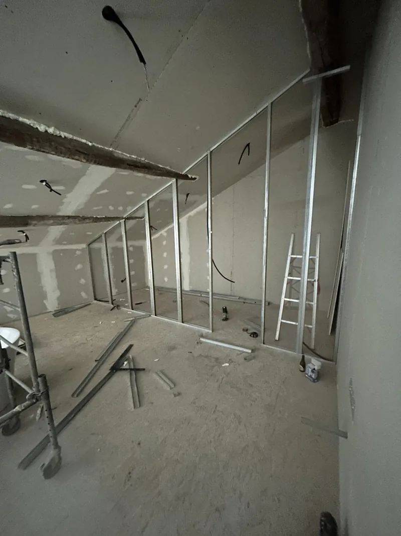 Montage des ossatures et des plaques de plâtre.