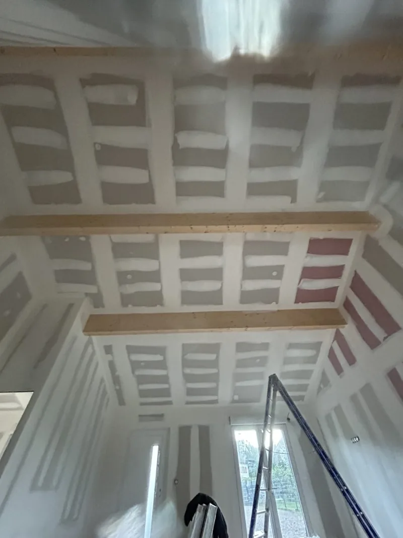 Joints sur des plaques de plâtre aux murs et au plafond, avant finition