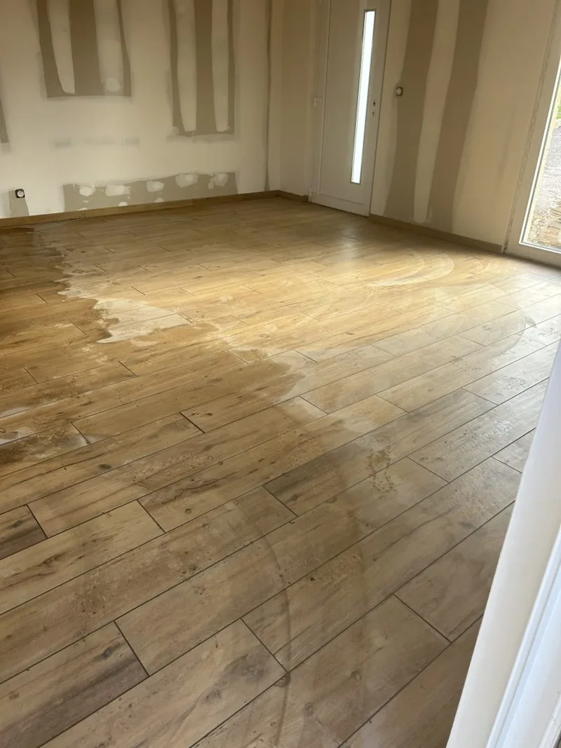 Sol en bois pendant les travaux intérieurs.