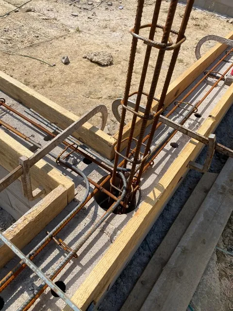 Armatures et coffrage avant coulage du béton.