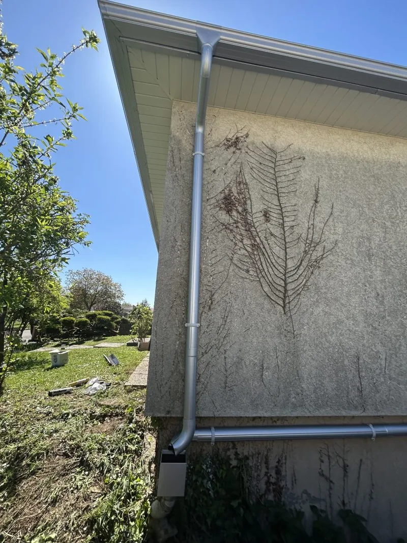 Traces sur un enduit de façade, à examiner avant de choisir un nettoyage.