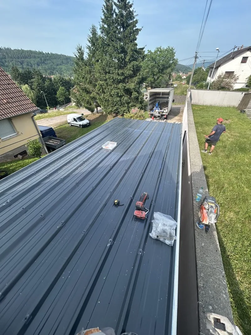 Couverture métallique et raccords pendant les travaux