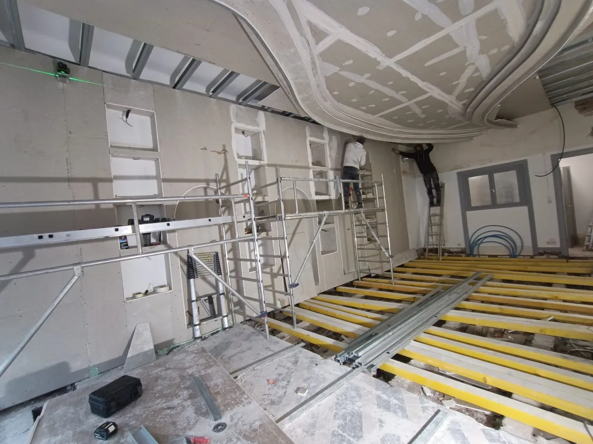 Aménagement du salon en cours : ossatures et volumes du plafond avant les finitions